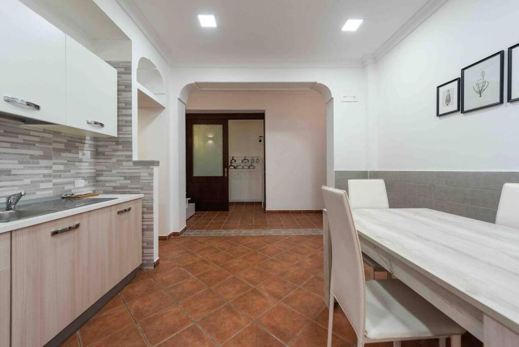 Metro 1 Materdei - Quiet For 4 People Naples